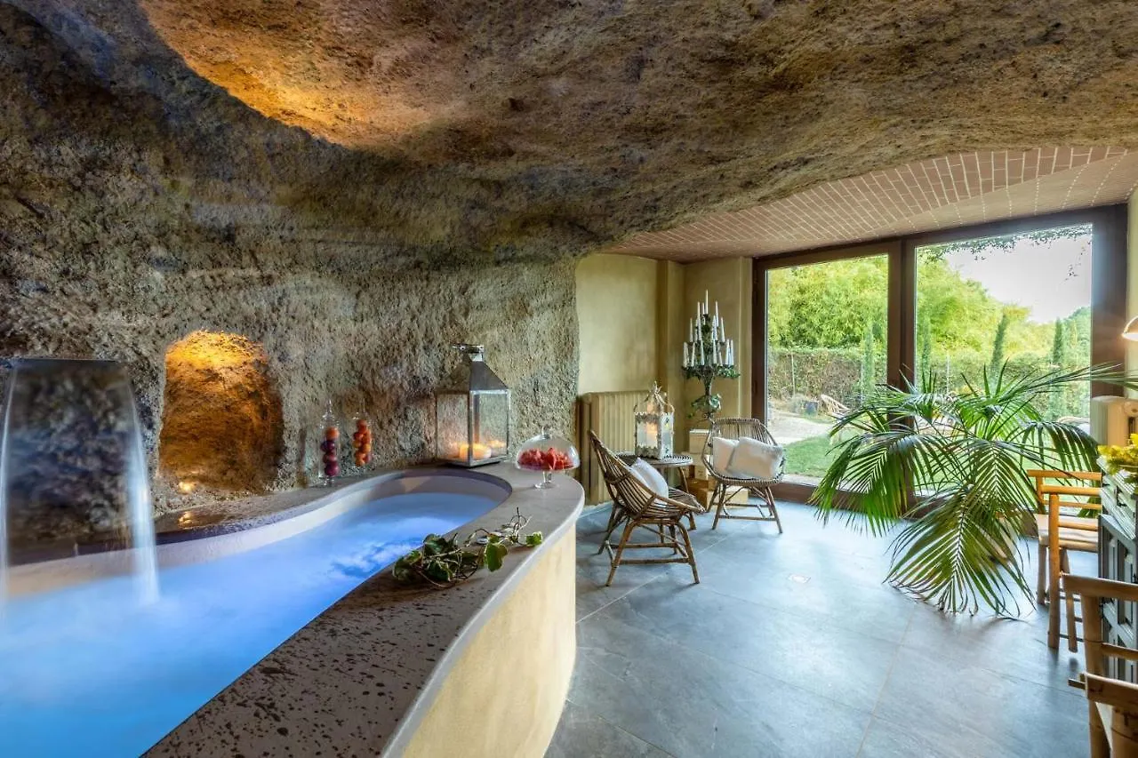 Il Conte: Luxury Tuscan Villa with Pool and Spa Orentano