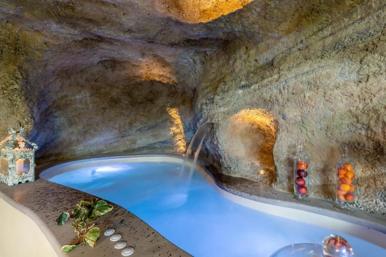 Il Conte: Luxury Tuscan Villa with Pool and Spa Orentano